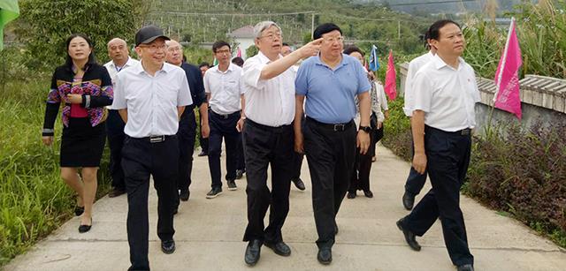 国务院扶贫开发办主任刘永富深入北京资源集团湘西黑猪产业园调研产业扶贫